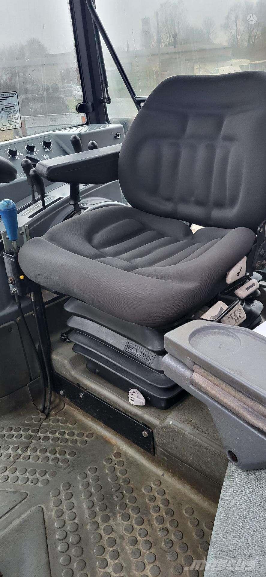 New Holland 7740 Traktory