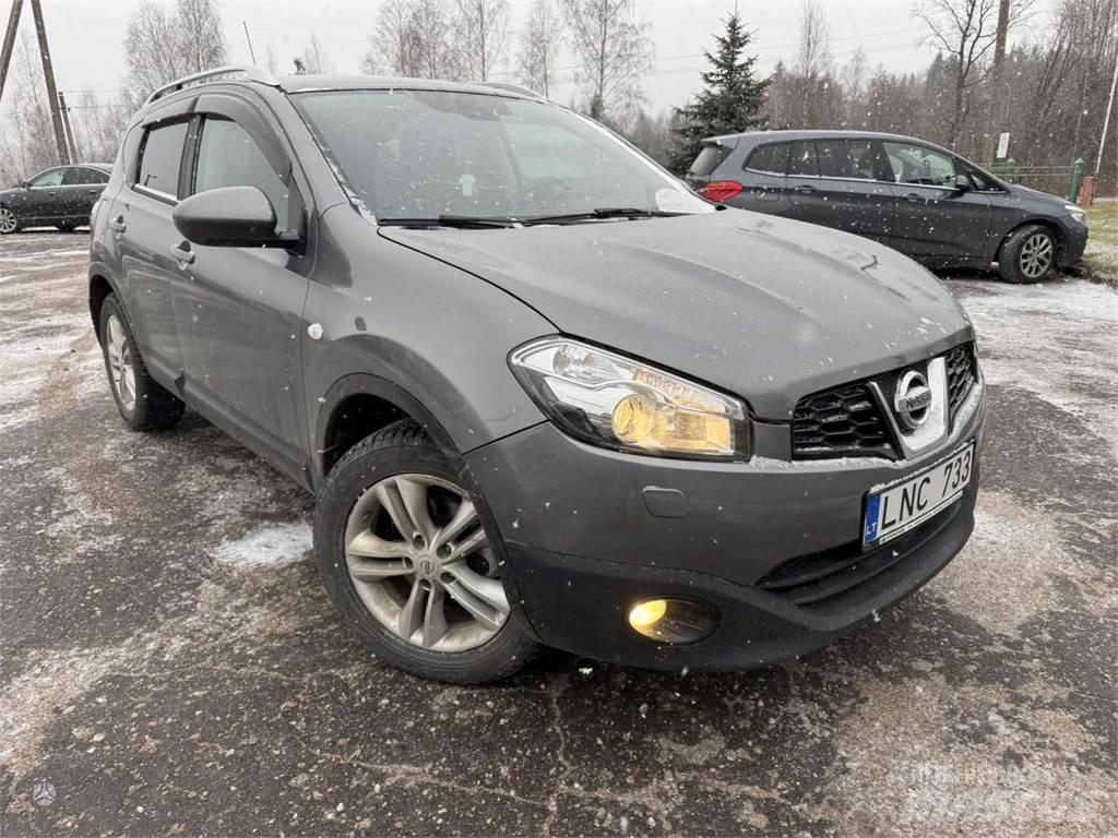 Nissan  Automobily