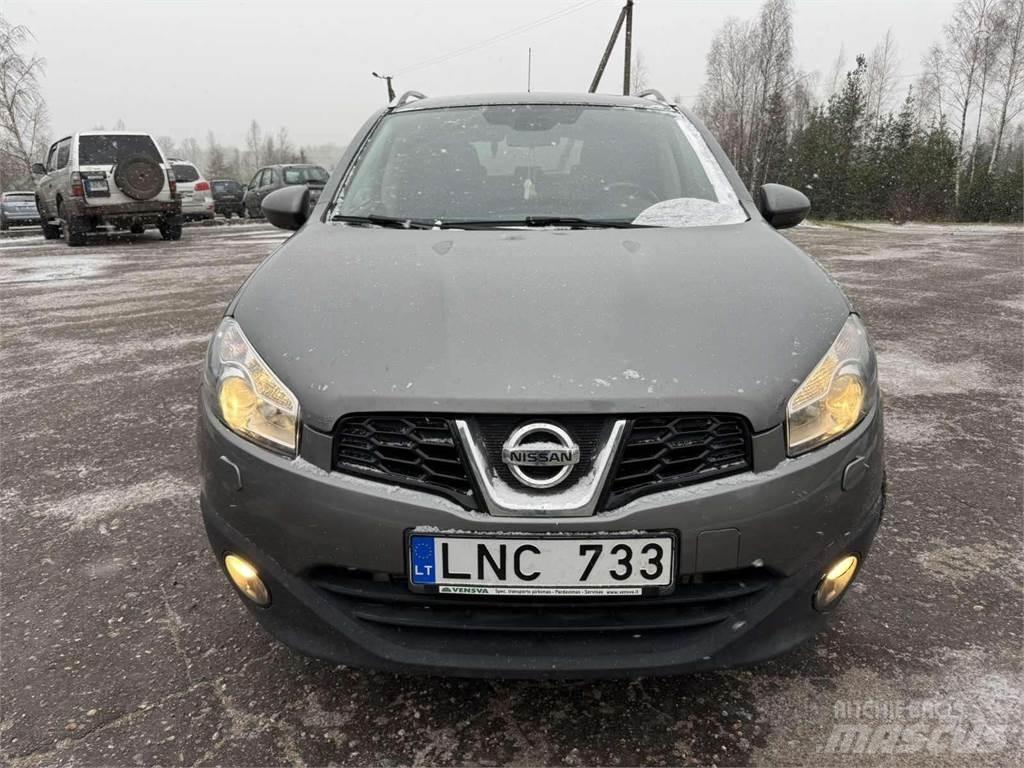 Nissan  Automobily