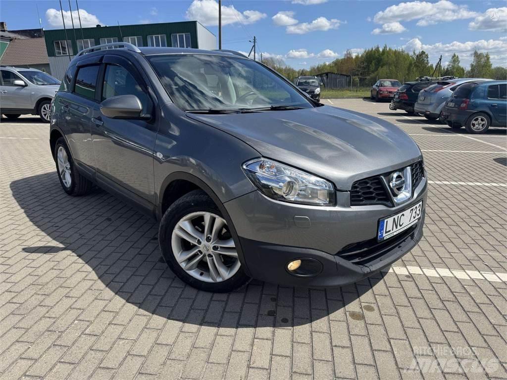 Nissan  Automobily