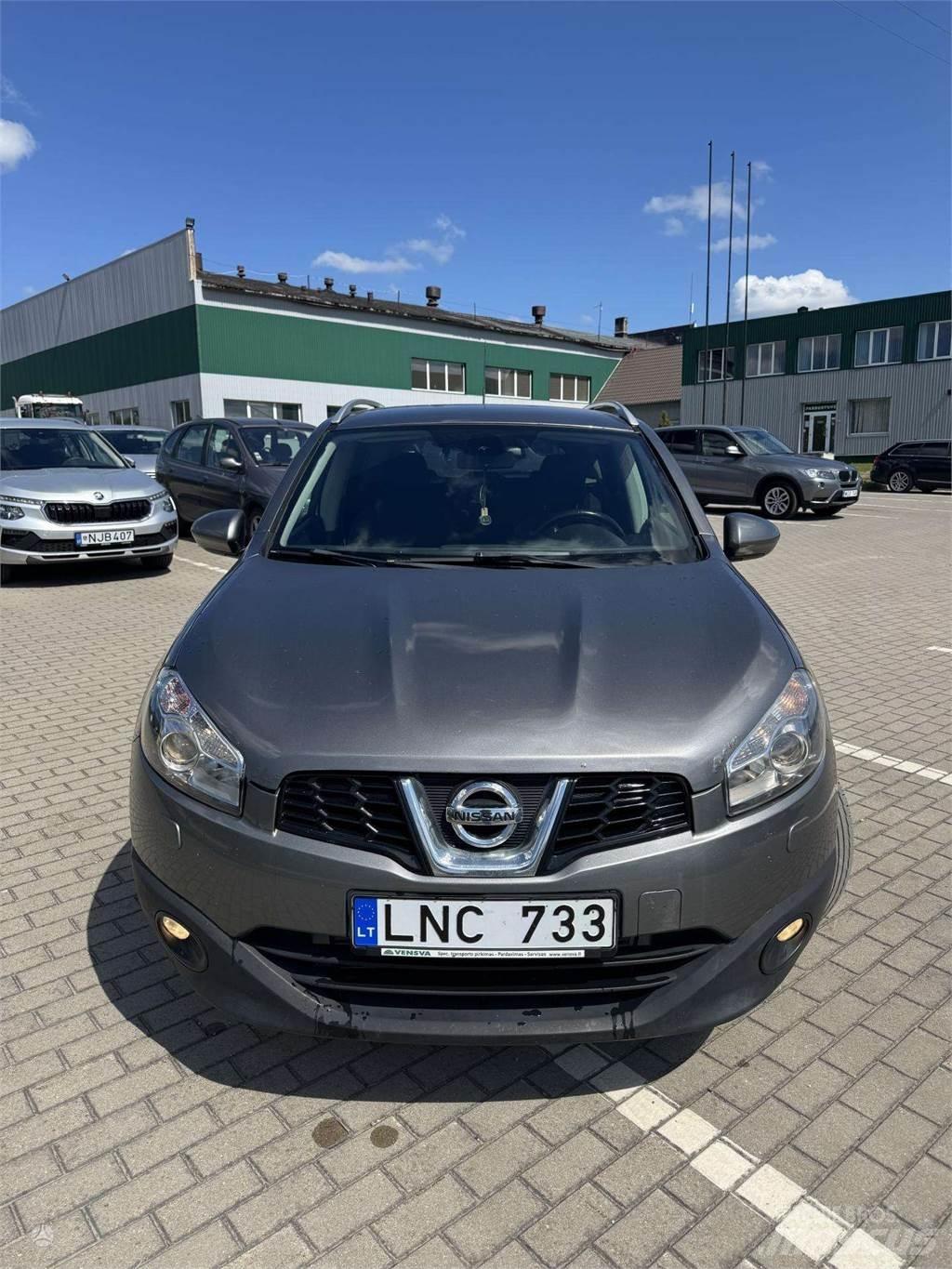 Nissan  Automobily