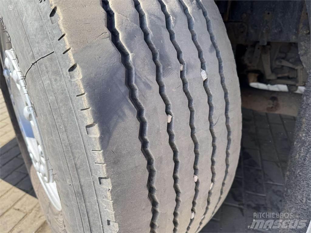 Volvo FM 9 Plošinové nákladné automobily/nákladné automobily so sklápacími bočnicami
