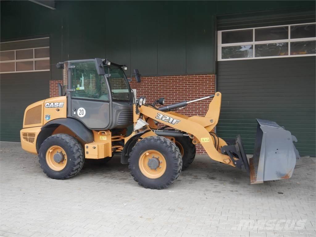Case IH 321F Kolesové nakladače