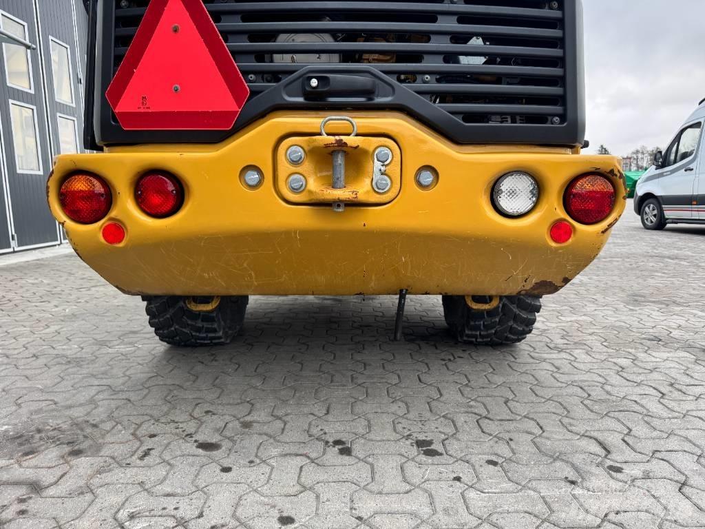 CAT 906M 35 km/h Kolesové nakladače