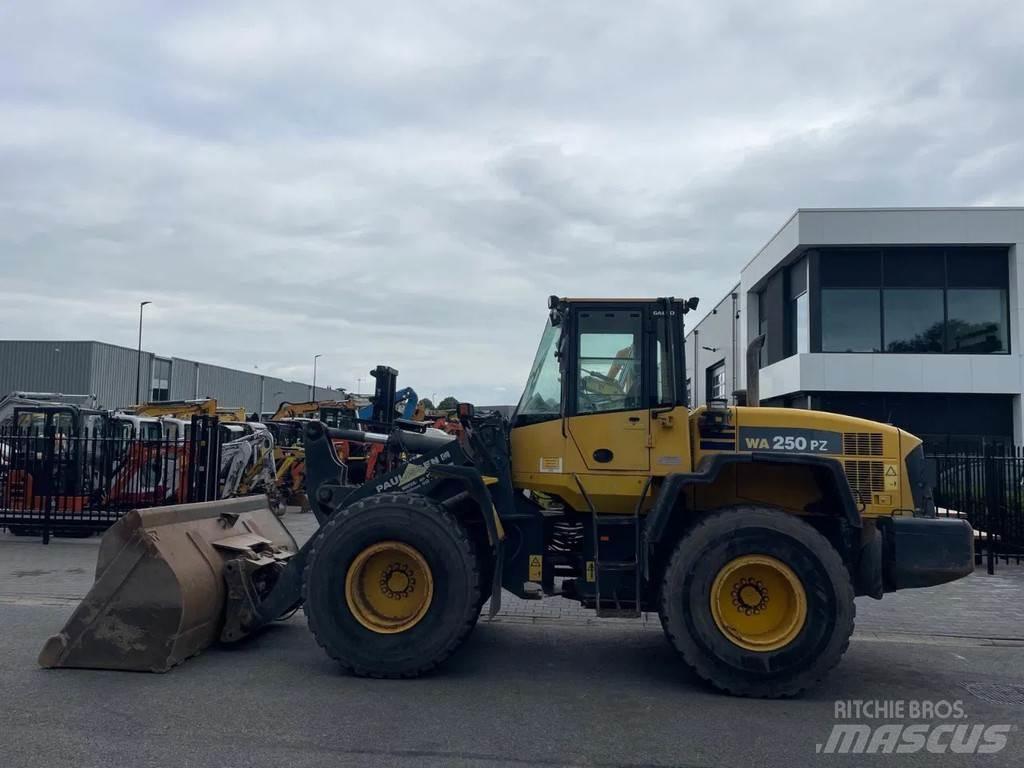 Komatsu WA250 Kolesové nakladače