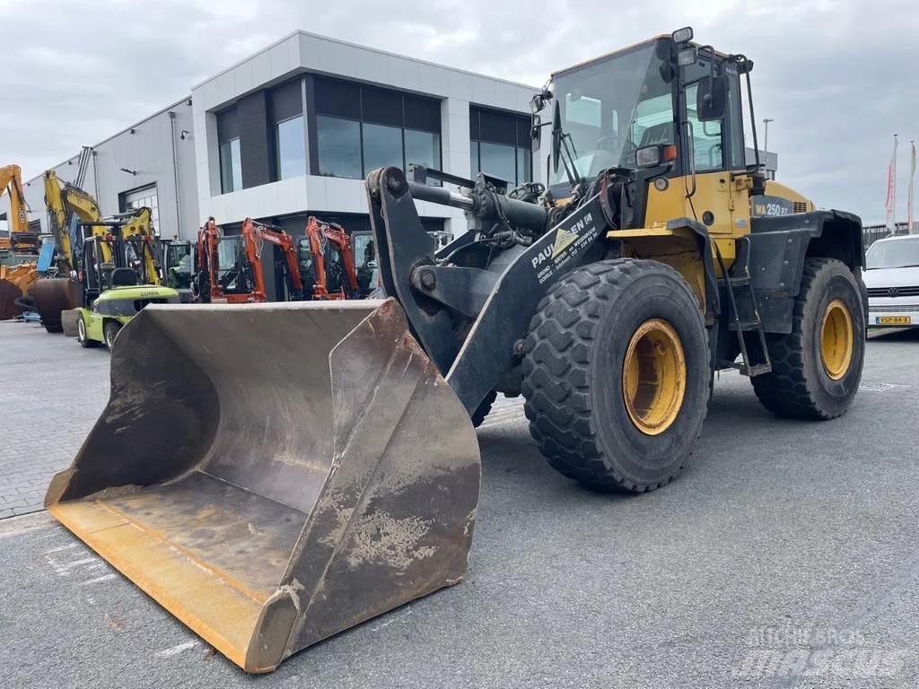 Komatsu WA250 Kolesové nakladače