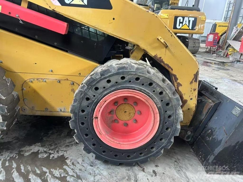 CAT 246 C Šmykom riadené nakladače