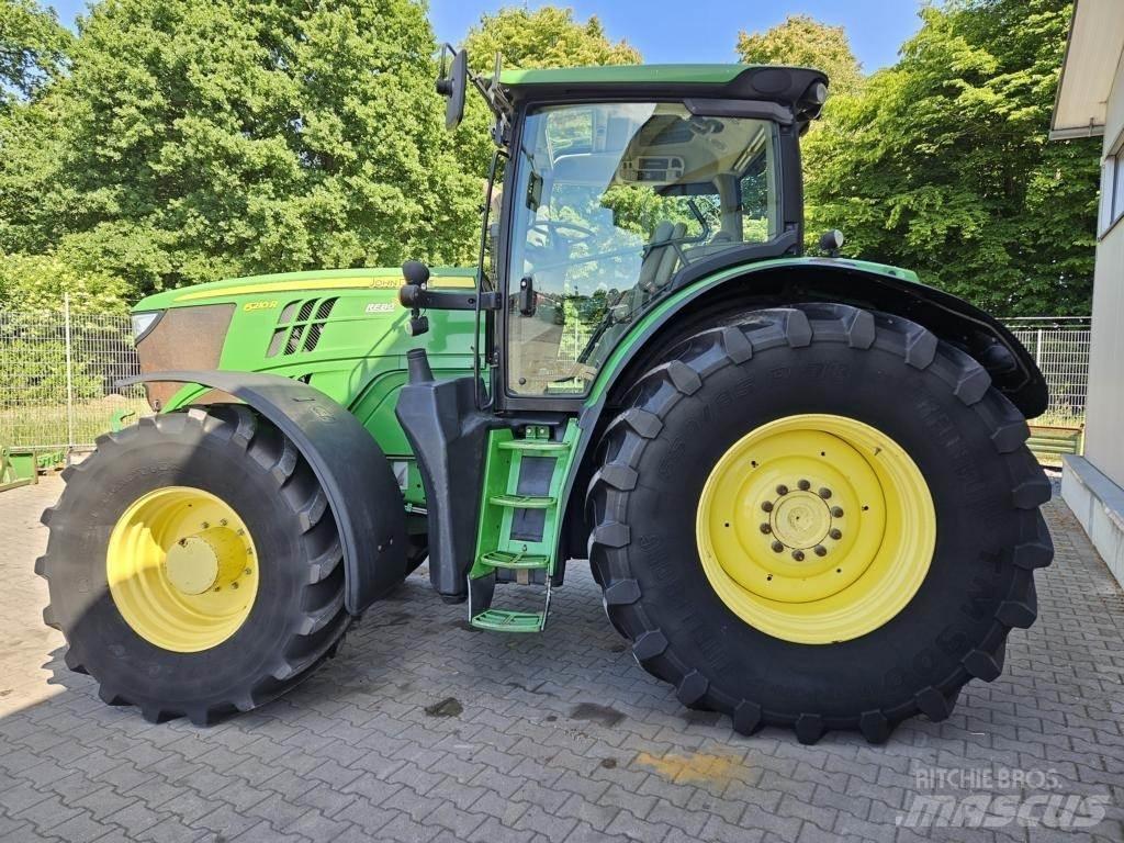 John Deere 6210R Traktory