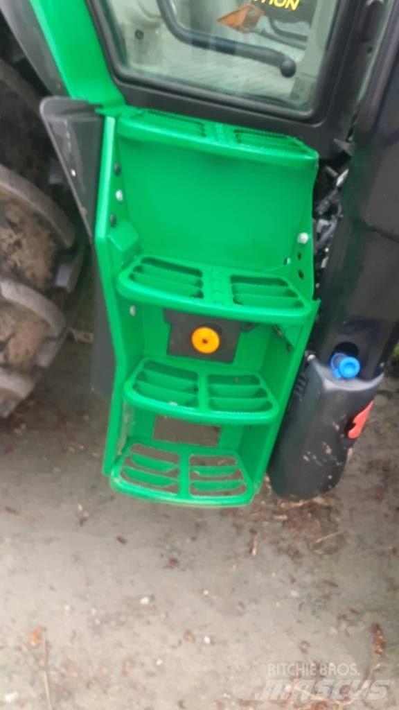 John Deere 6110 R Traktory