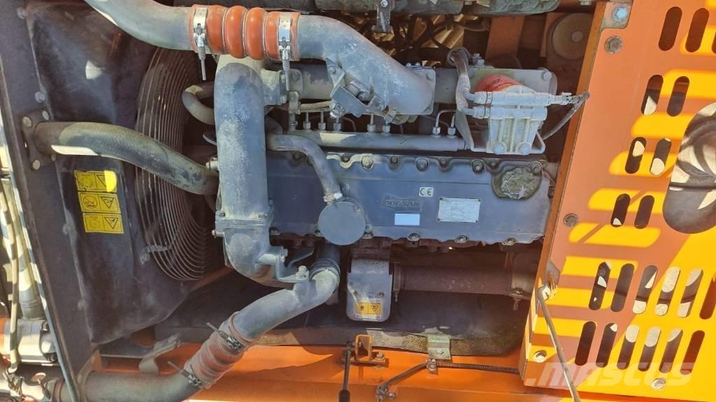 Doosan DX 225 Pásové rýpadlá