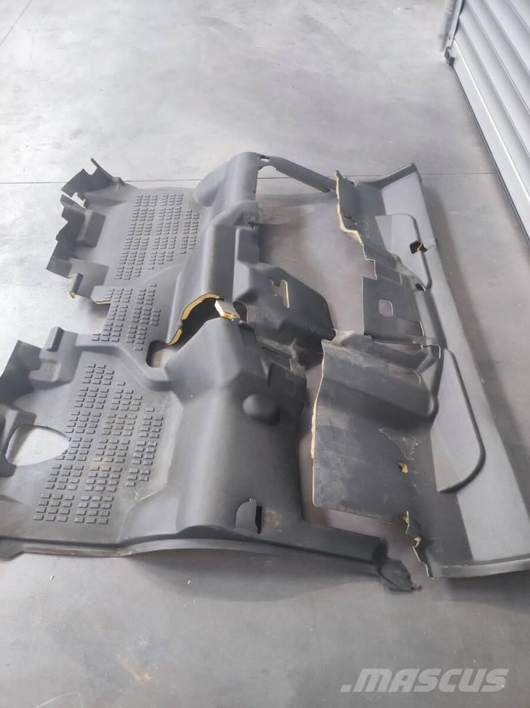Nissan Floor Mat Kabíny a interiér