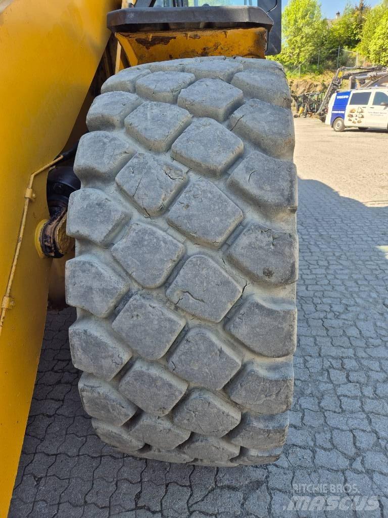 CAT 966M Kolesové nakladače