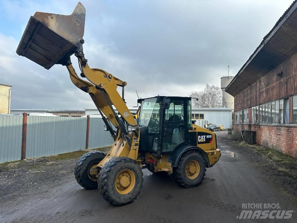 CAT 906 Kolesové nakladače