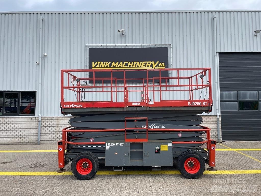 SkyJack SJ 9250 RT Nožnicové zdvíhacie plošiny