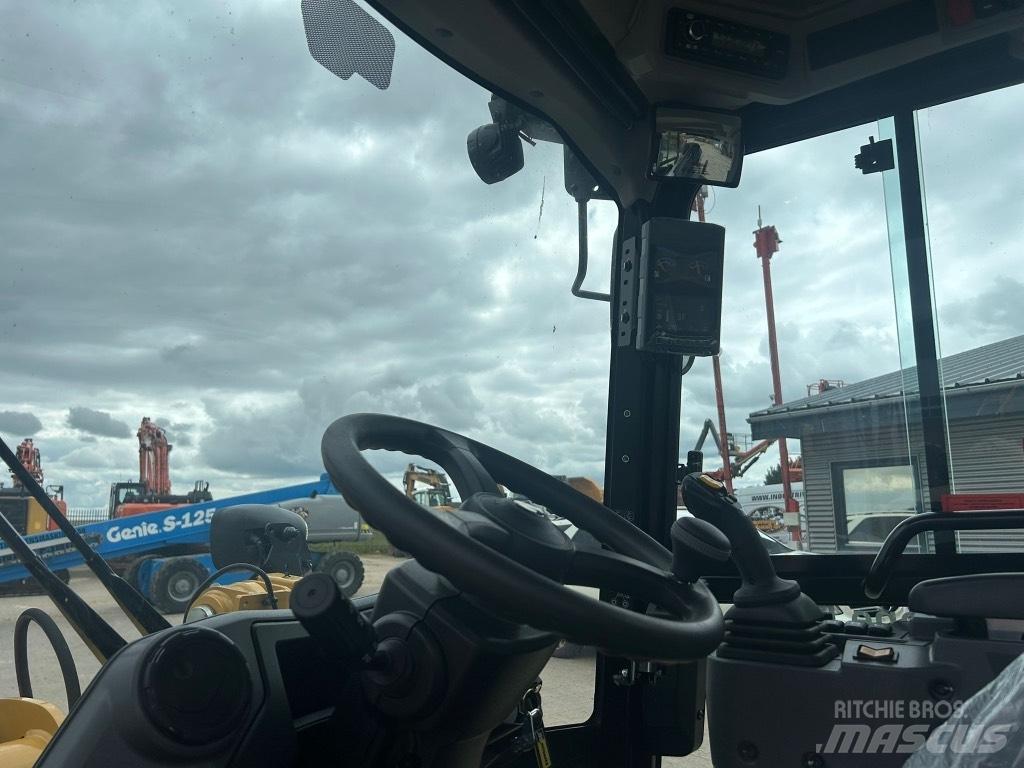 CAT 906 Kolesové nakladače