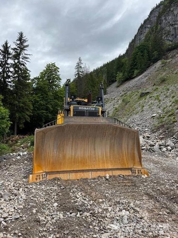 Komatsu D375A-8 Pásové dozéry