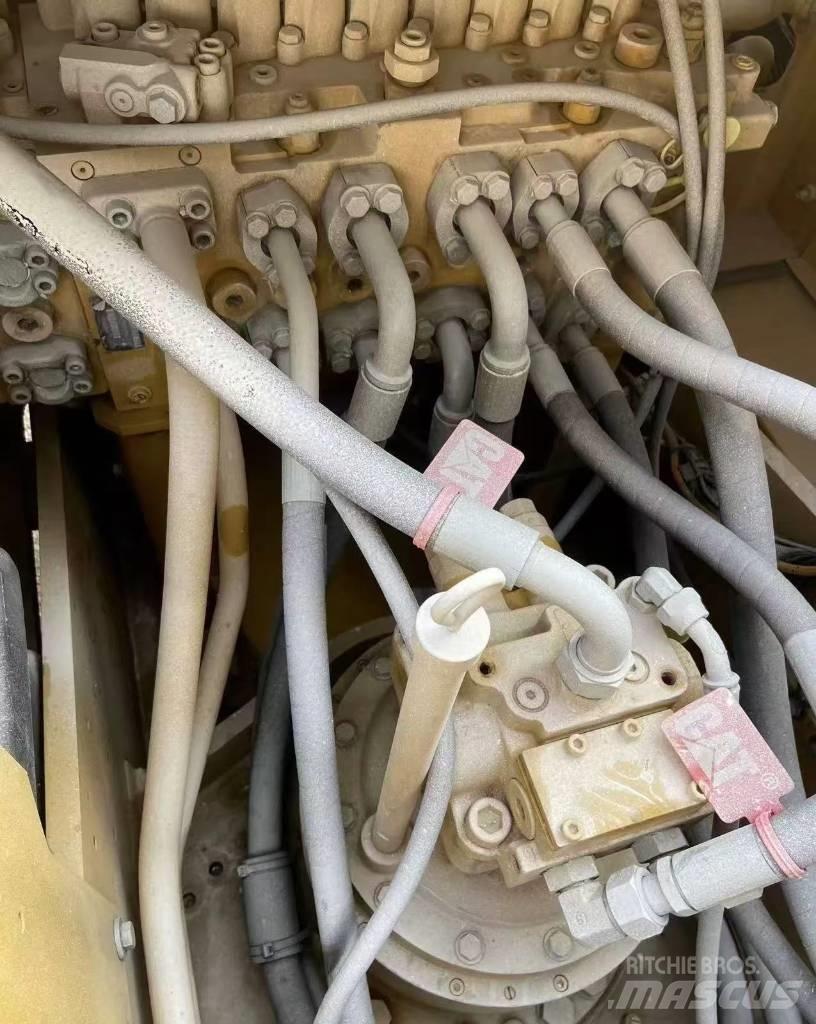 CAT 323 Pásové rýpadlá