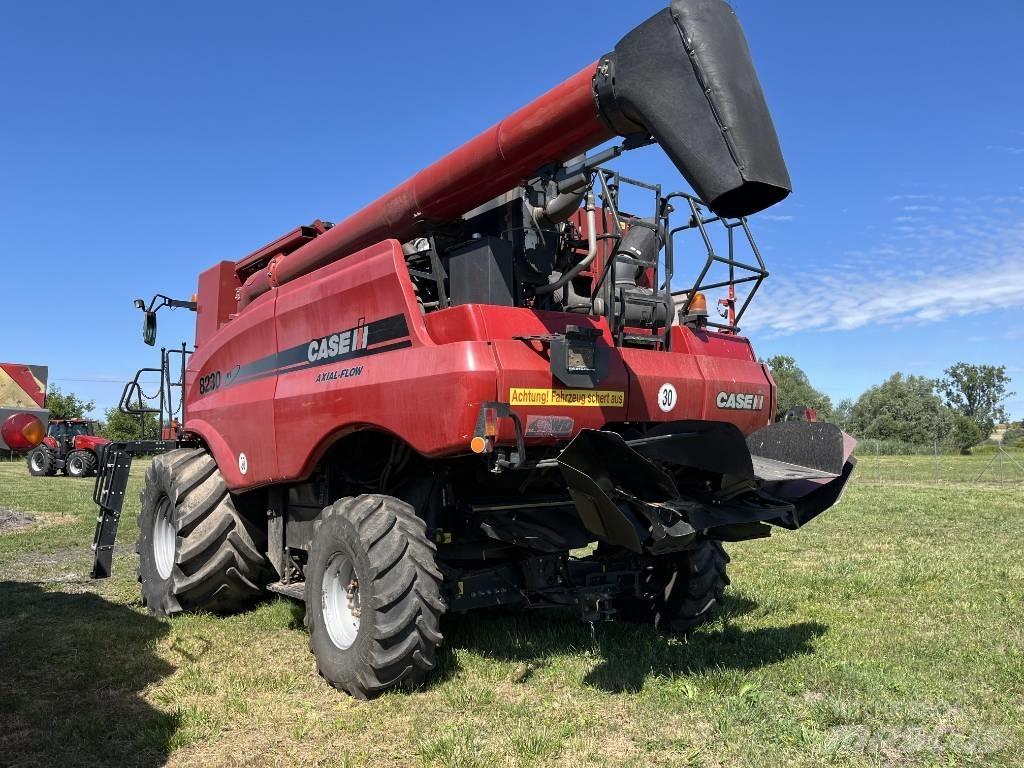 Case IH AF 8230 Kombinované zberacie stroje