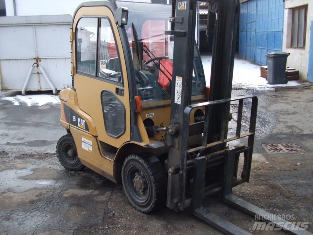 CAT lift truck DP25N Dieselové vozíky