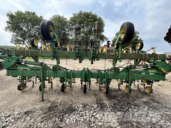 John Deere 845 Riadkové kultivátory