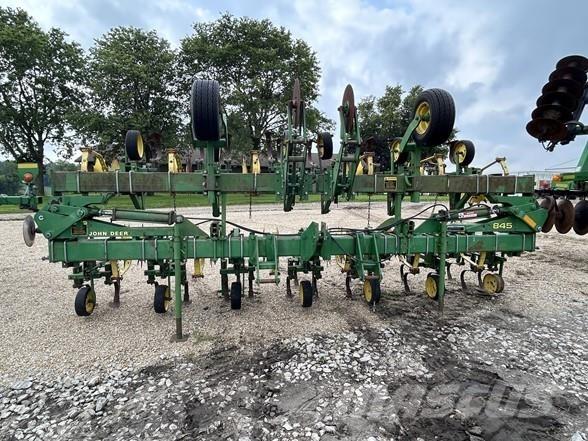 John Deere 845 Riadkové kultivátory