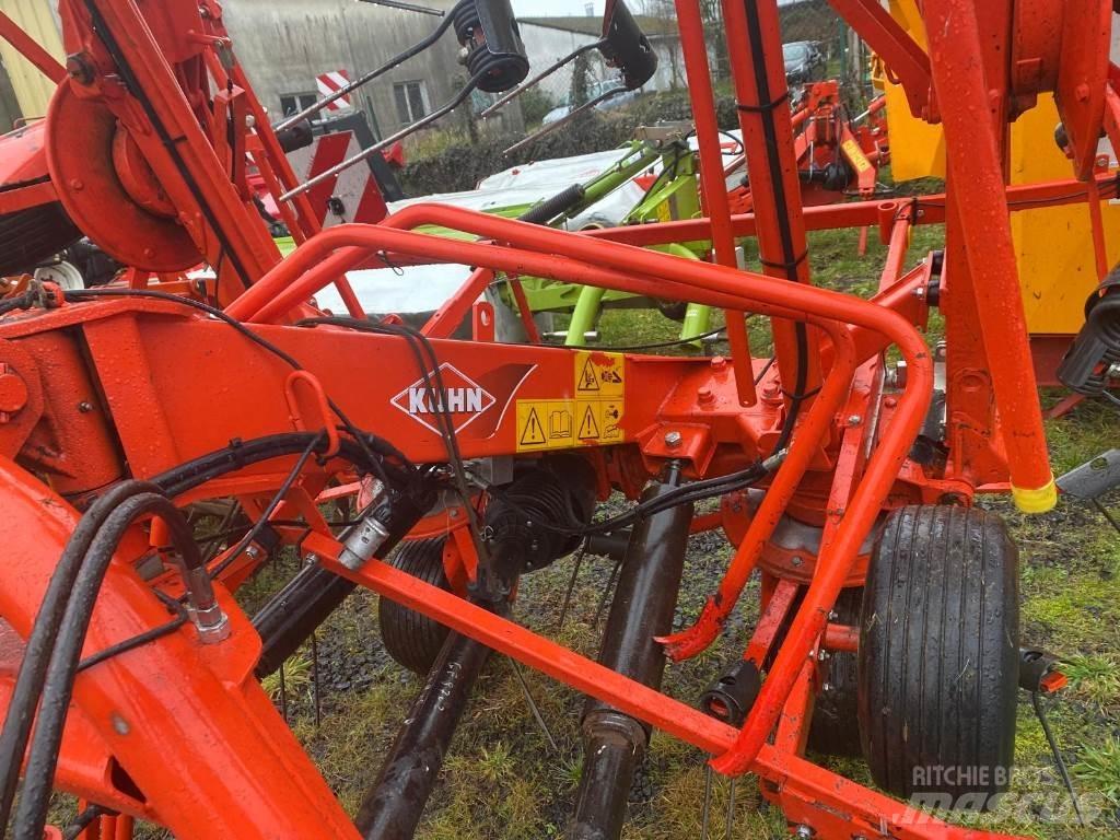 Kuhn GF8702 Obracače a zhrabovače sena