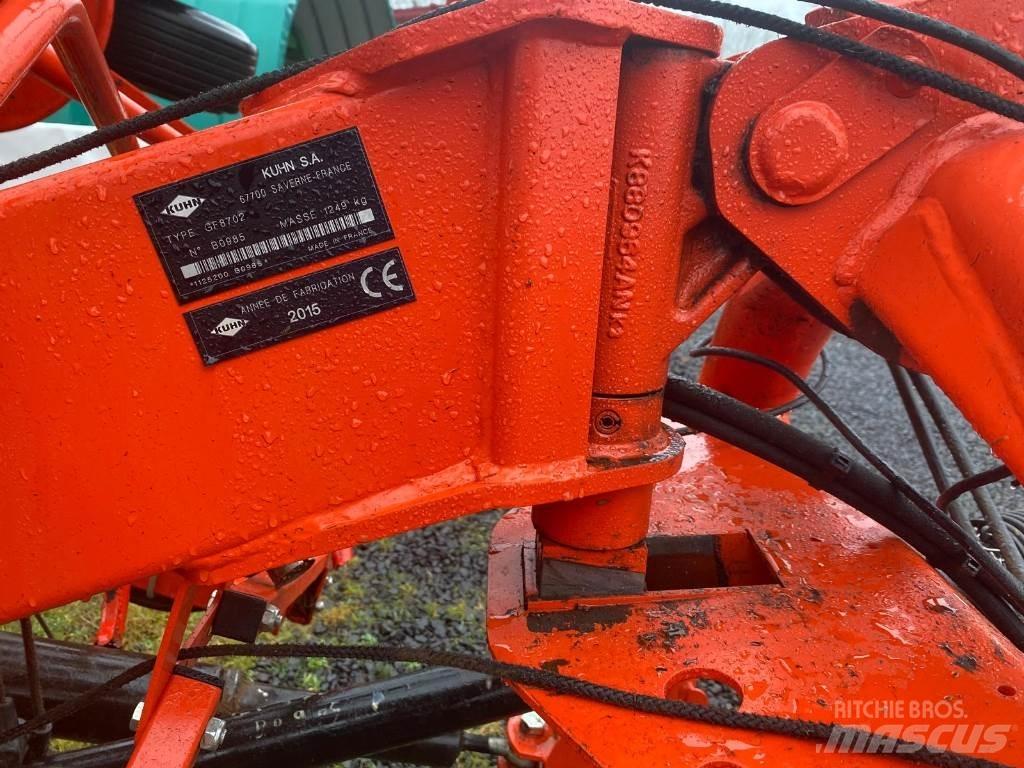Kuhn GF8702 Obracače a zhrabovače sena