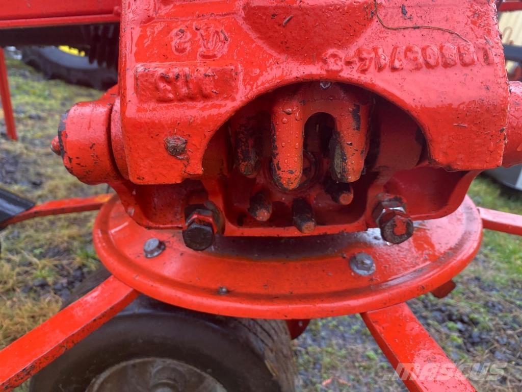 Kuhn GF8702 Obracače a zhrabovače sena