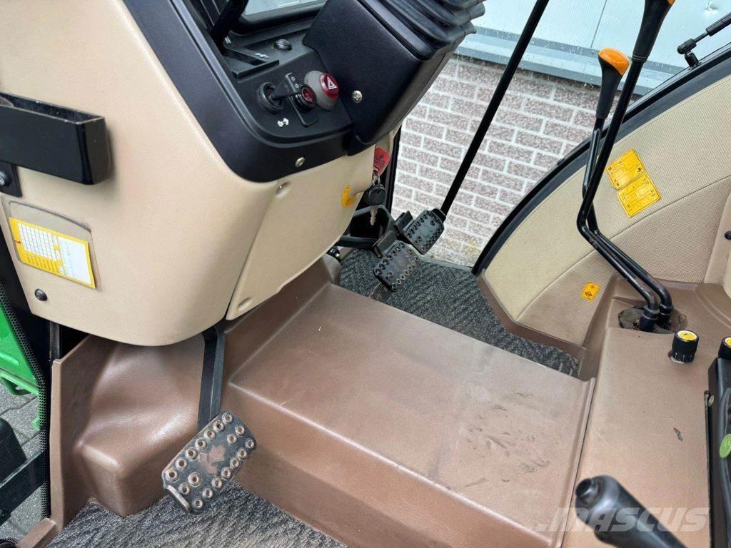 John Deere 5215 Automobily