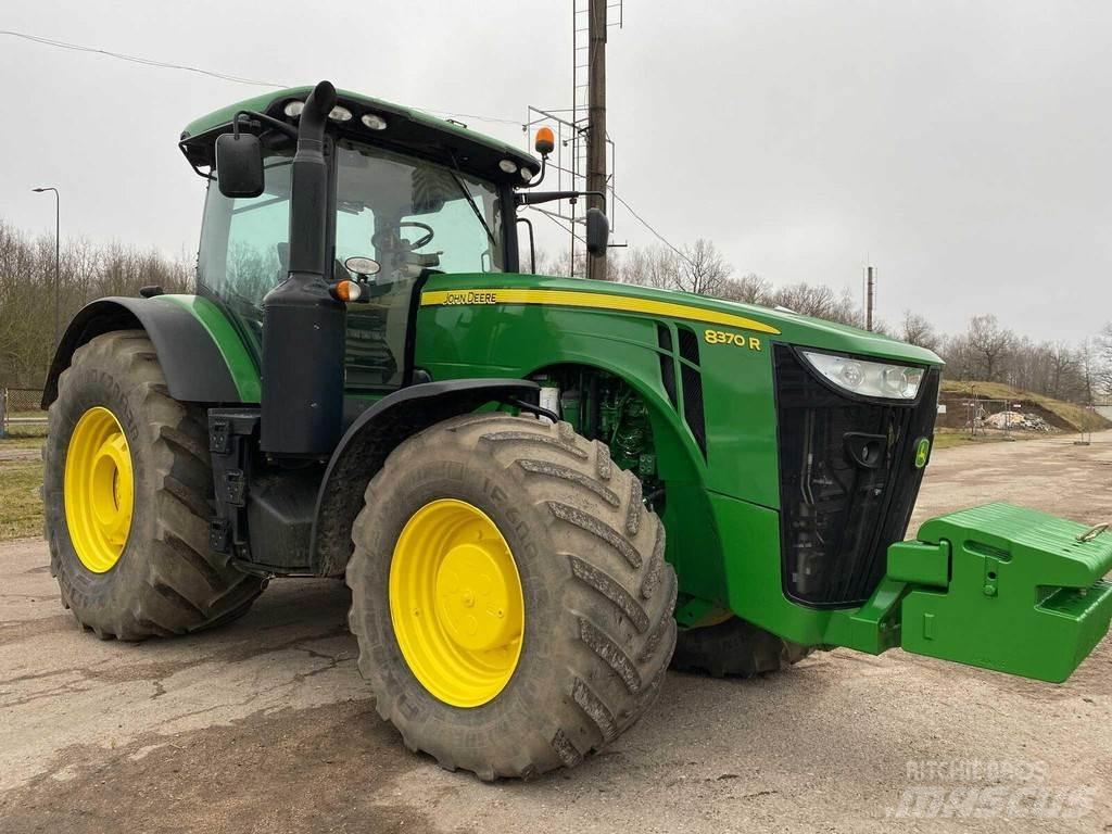 John Deere 8370R Traktory