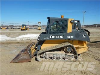 John Deere 323E Šmykom riadené nakladače