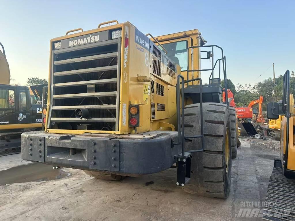 Komatsu WA 600 Kolesové nakladače