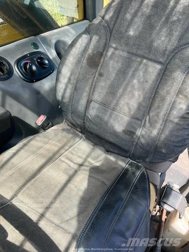 New Holland LM 1445 Teleskopické manipulátory