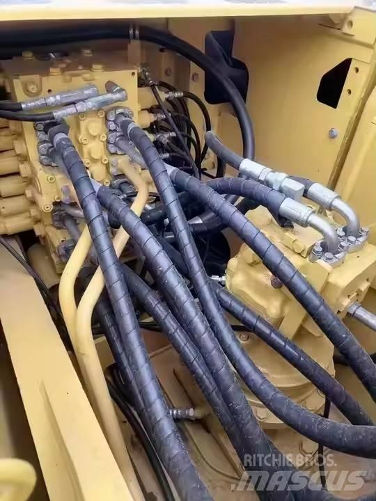 Komatsu PC200 Pásové rýpadlá