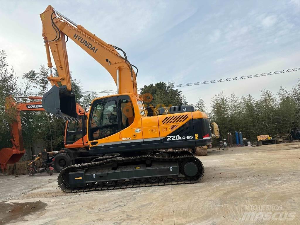 Hyundai R220 Pásové rýpadlá