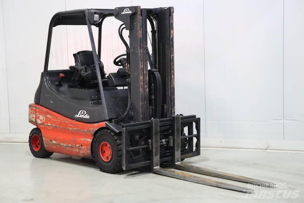 Linde E30-02 Akumulátorové vozíky