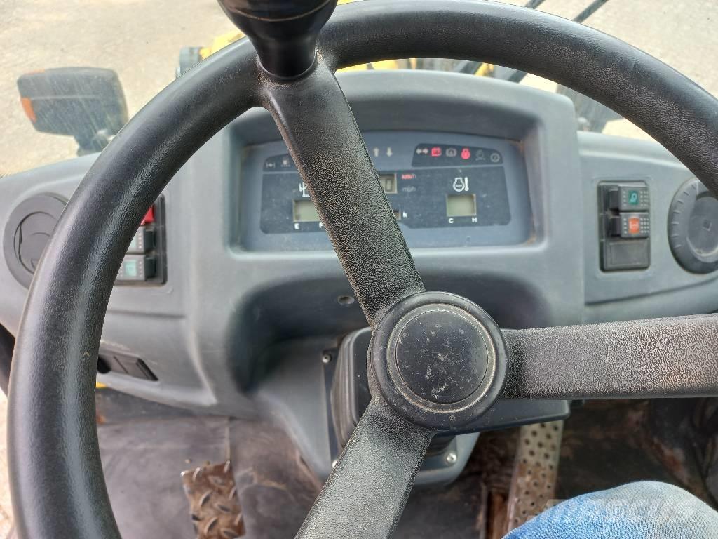 Komatsu WA 80-6 Kolesové nakladače