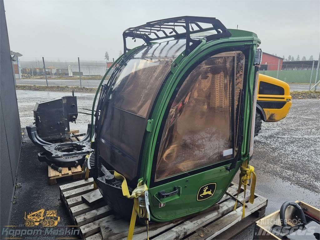 John Deere 1270G Kabíny a interiér