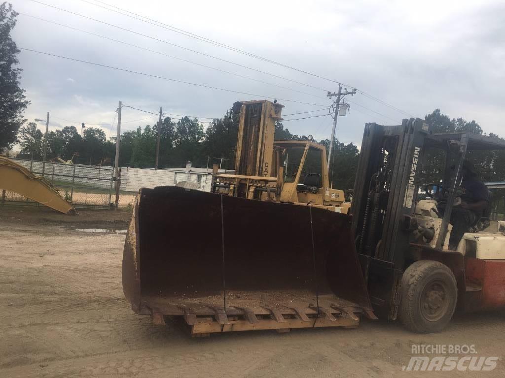 CAT loader Lopaty