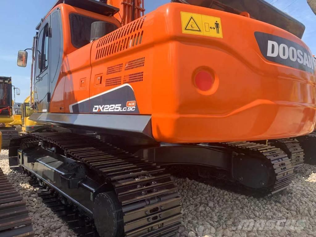 Doosan DX 225 Pásové rýpadlá