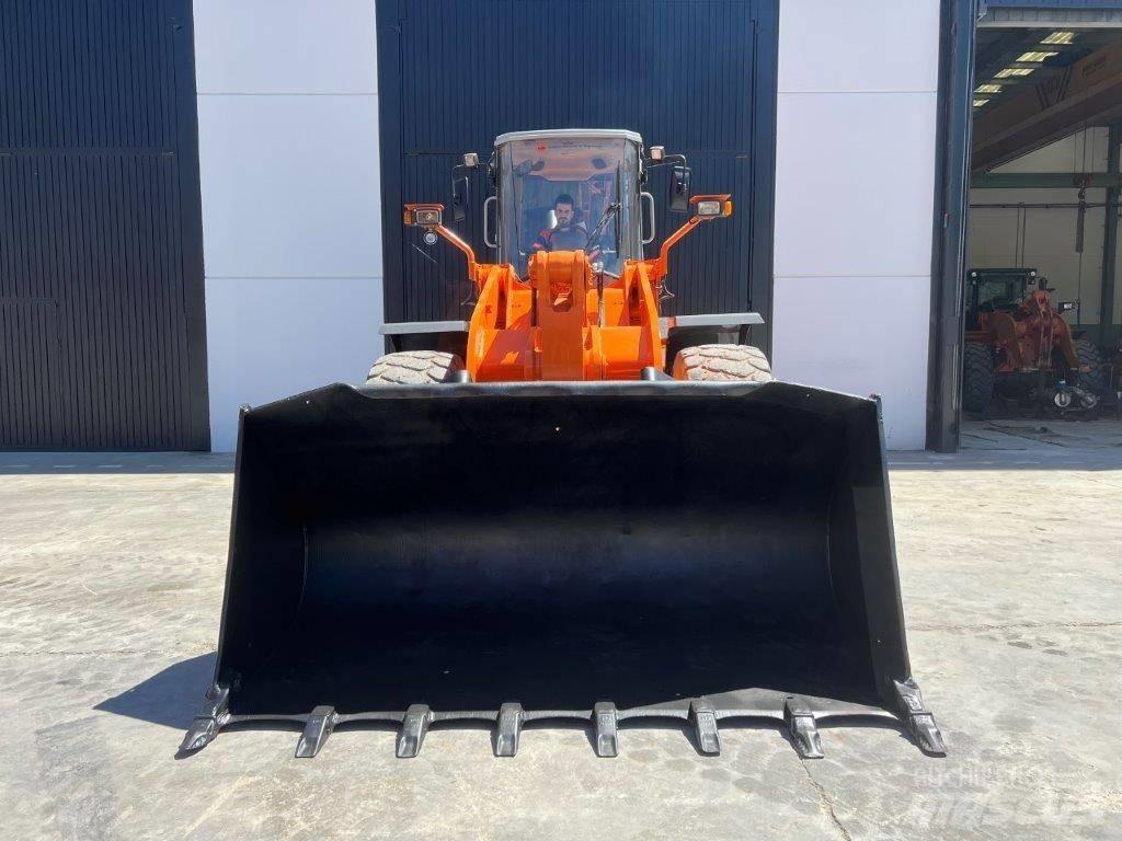 Hitachi LX 210 E Kolesové nakladače