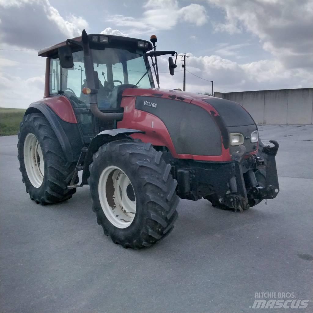 Valtra T 130 Traktory