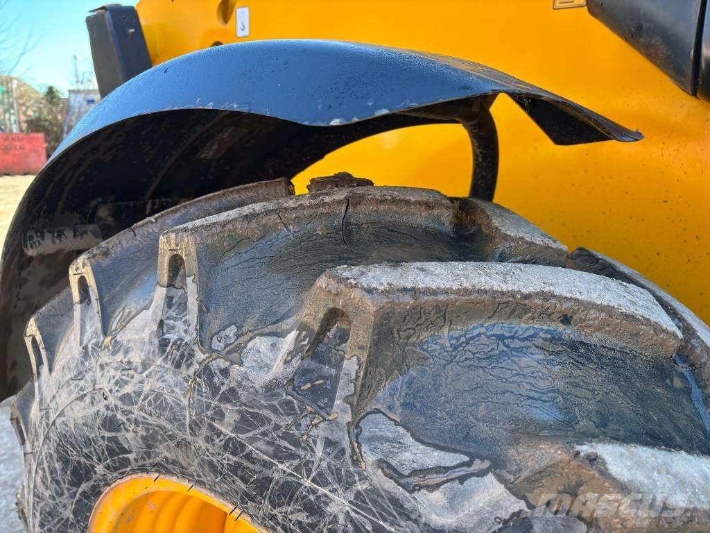 JCB 540-140 Hi Vis Teleskopické manipulátory