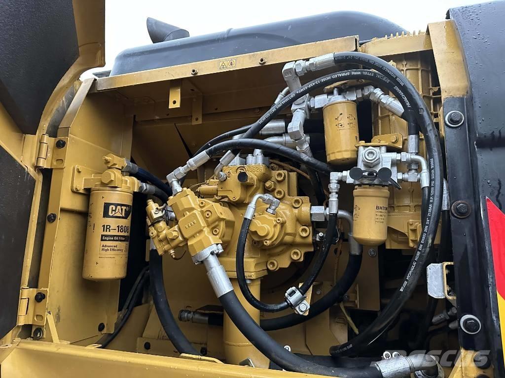 CAT 330D2 Pásové rýpadlá