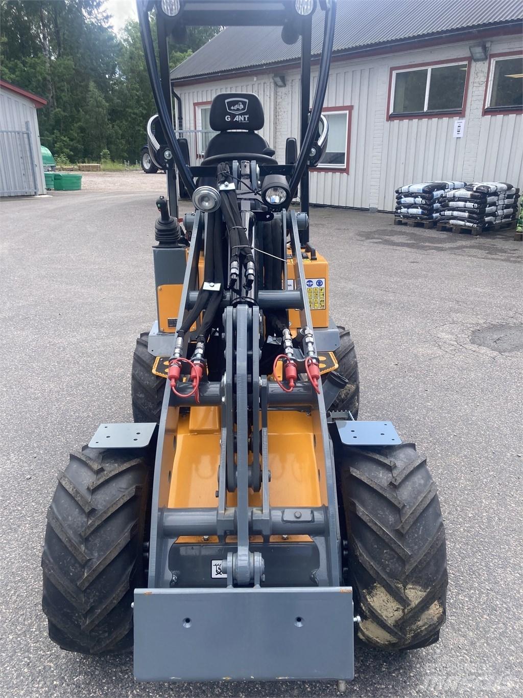 GiANT G1100 Viacúčelové nakladače