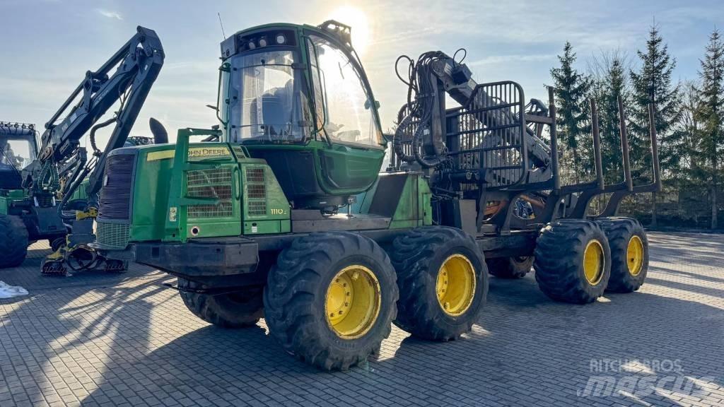 John Deere 1110 E Lesné traktory