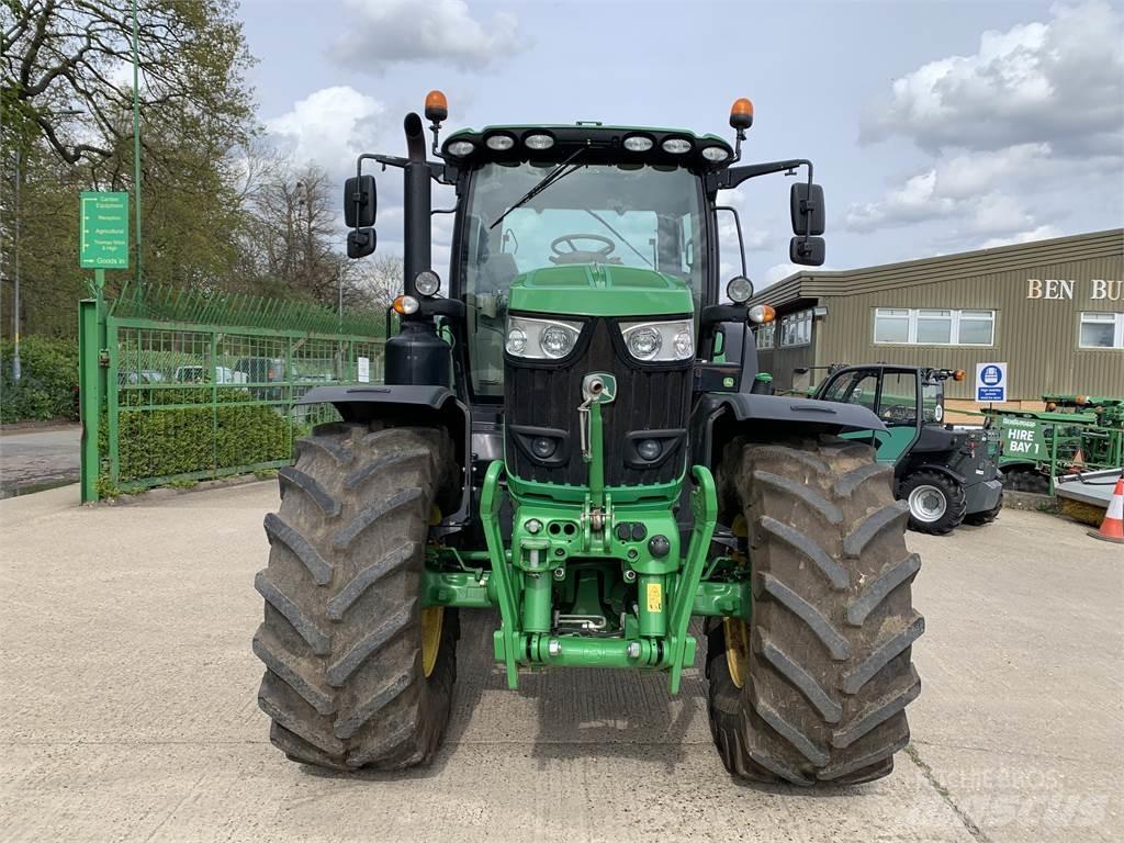John Deere 6215R Traktory