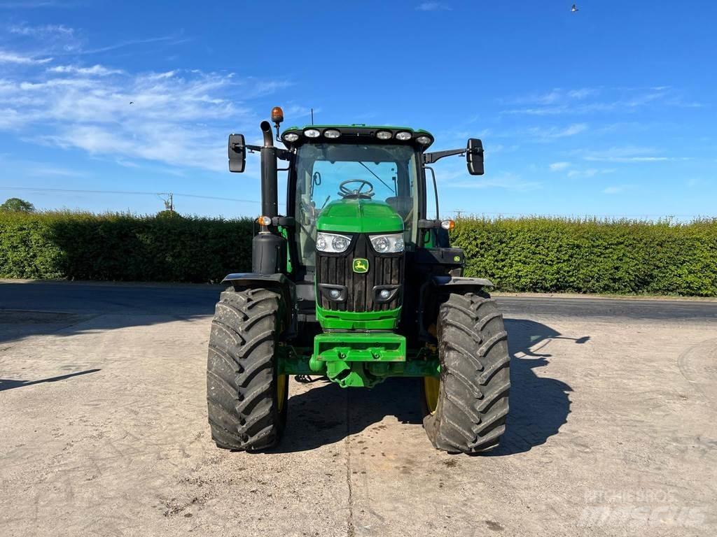 John Deere 6R215 Traktory