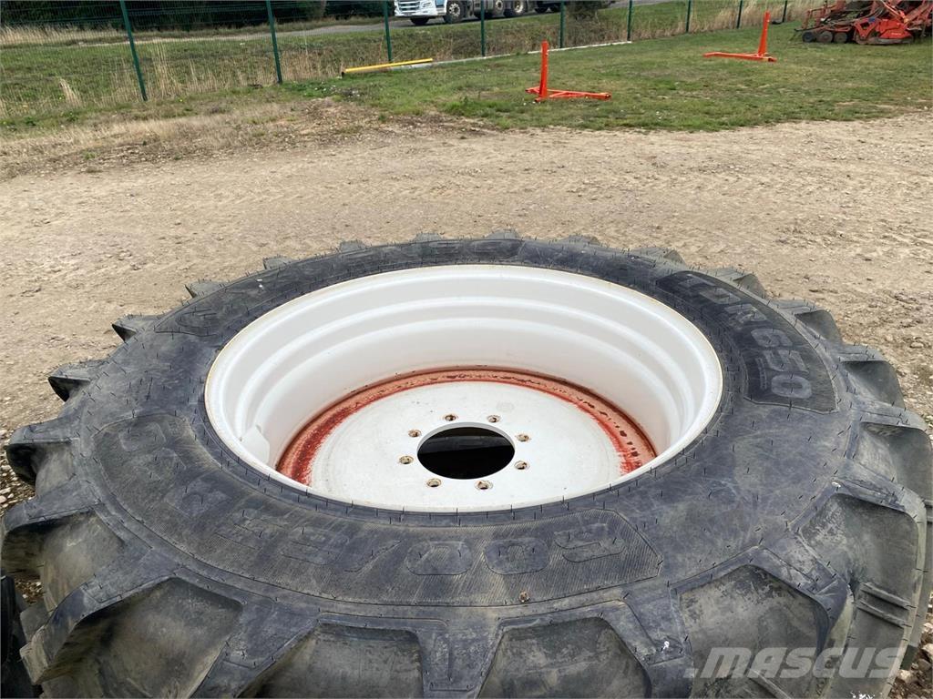 Kuhn 600/65R38 Pneumatiky, kolesá a ráfiky