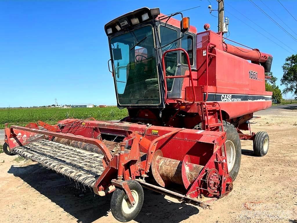 Case IH 1660 Kombinované zberacie stroje